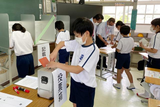 選挙の大切さを学ぼう！新城小学校で選挙の出前授業