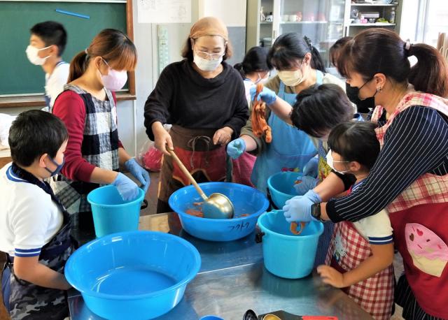 玉ねぎの皮を使って染色！牛根小学校で染色バッグ作り