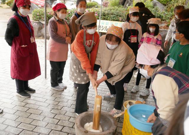 垂水市シルバー人材センター児童クラブの児童たちと餅つき大会