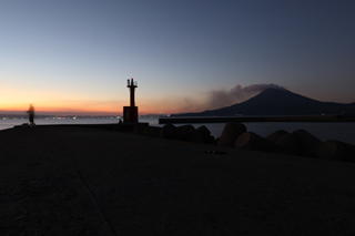 桜島と釣り人×秋の夕暮れ