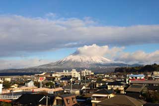 雪化粧の桜島と共に迎えるまちの朝