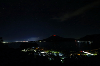 夜空に灯る桜島の鼓動