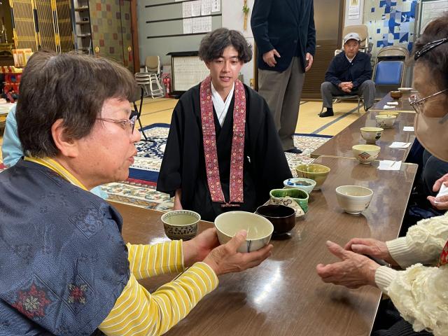 柊原地区の眞宗寺でお茶の文化に触れる