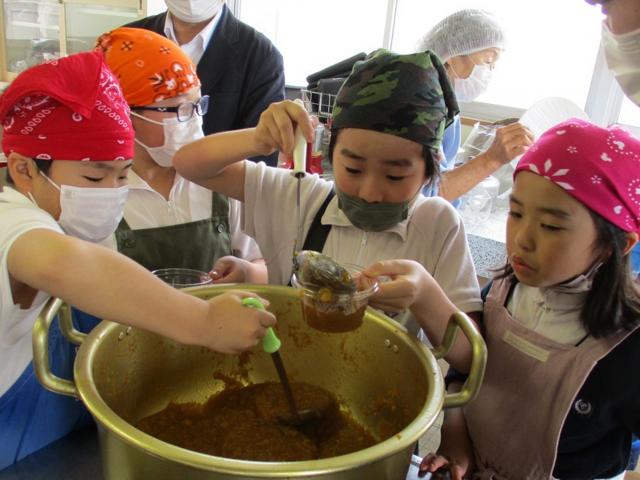 松ケ崎小学校児童皆で楽しくビワジャム作り