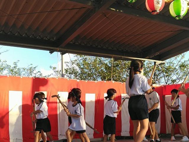 新城六月灯で新城小学校児童が新城鎌ん手踊りを披露