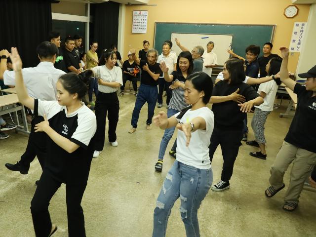 郷土芸能「中俣下川踊り」保存会日本語教室で川踊りを披露