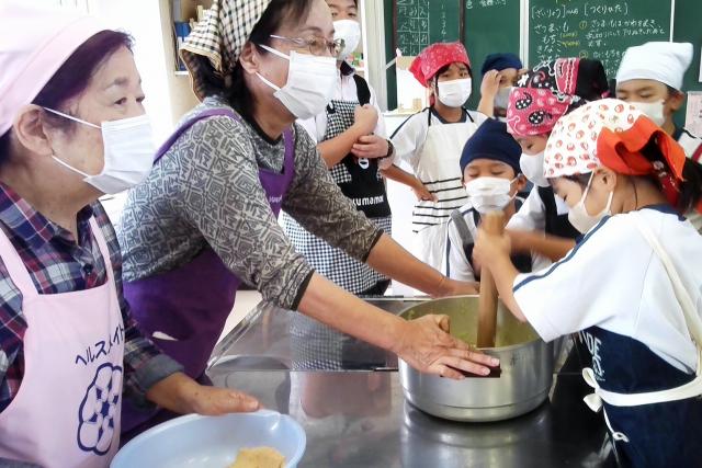 新城小学校で郷土料理教室と地域の方々へのお礼の会を開催