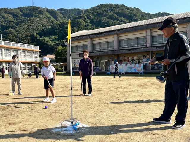 牛根小学校で地域交流グラウンドゴルフ大会開催！